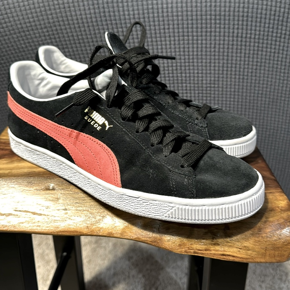 Puma suede black and faded red. Men’s size 9.5. They are like new.